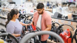 Newlywed couple shopping for home appliances using the best credit cards for wedding shopping in India.